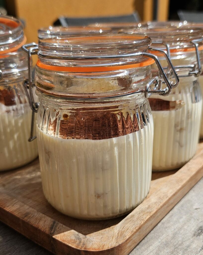Tiramisu maison en bocal individuel, dessert italien crémeux au café et cacao.