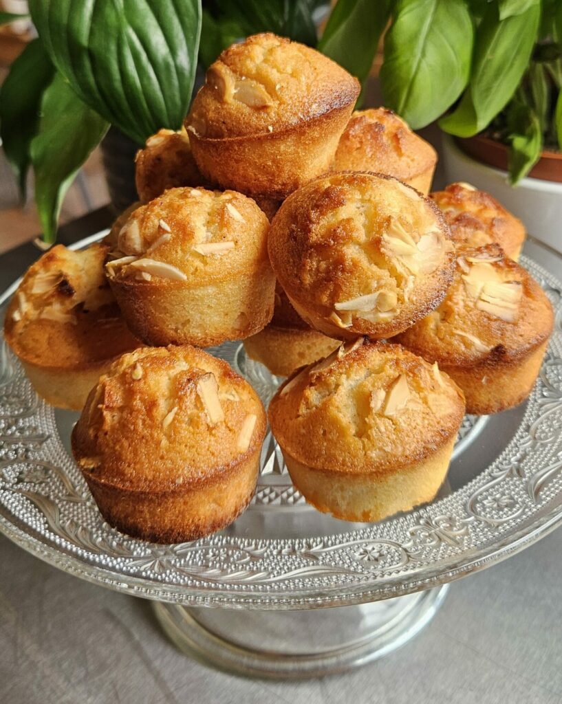 Financiers maison aux amandes, petits gâteaux dorés et moelleux.
