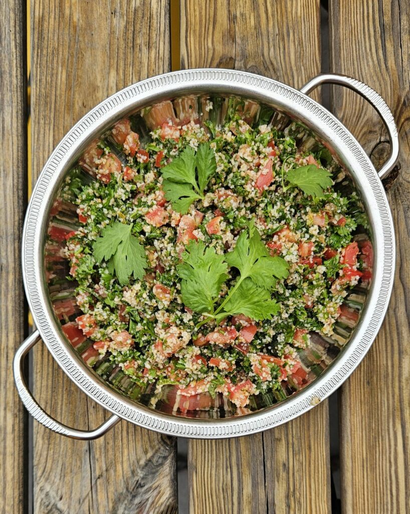 Grand plat de taboulé libanais traditionnel avec persil frais, tomates et boulgour.