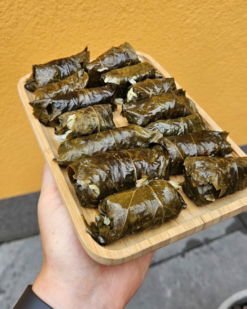 Feuilles de vigne farcies libanaises – dolmas végétariennes au riz et aux herbes
