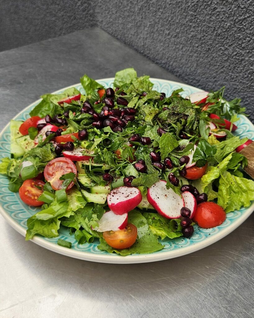 Salade libanaise Fattoush aux légumes frais, radis, tomates et grenade