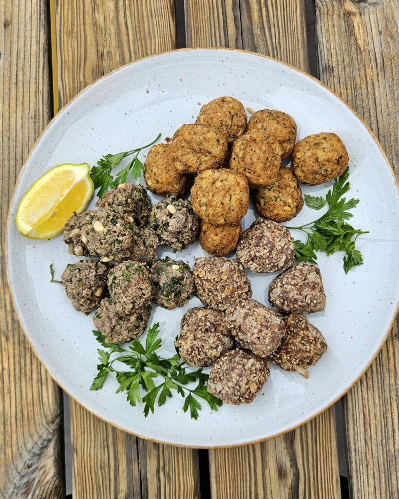 Assortiment libanais avec falafels, keftas et kibbeh maison