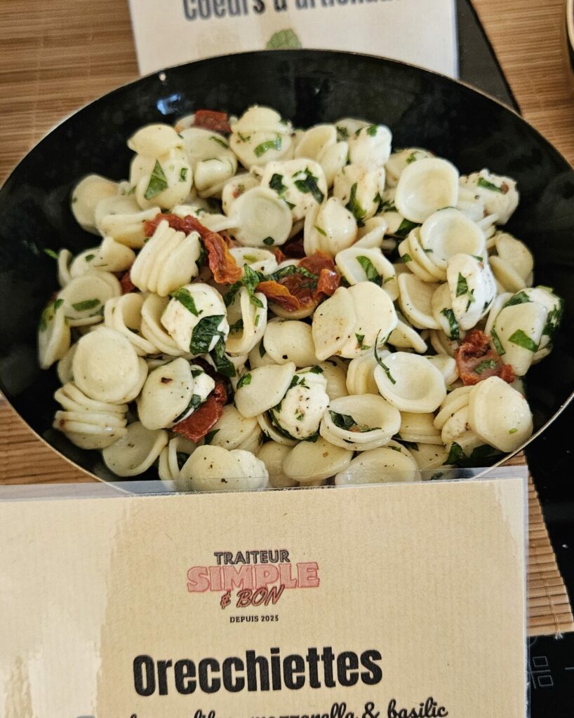 Bol de pâtes orecchiettes assaisonnées avec tomates confites, billes de mozzarella et basilic frais