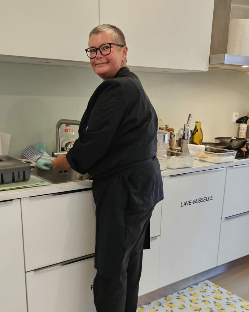 Traiteur en cuisine préparant un service à domicile