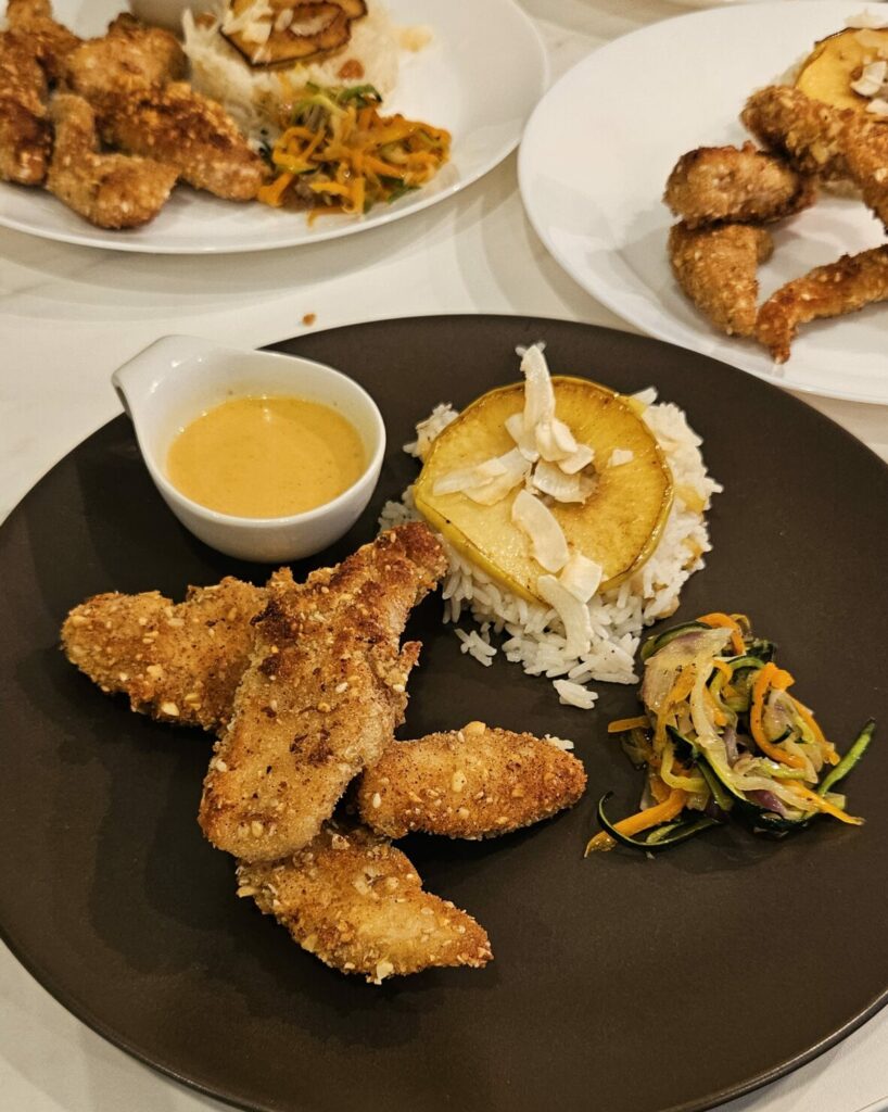 Poulet croustillant pané avec riz, légumes sautés et sauce curry maison