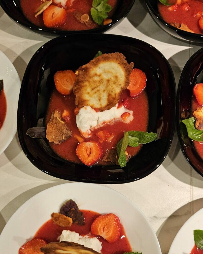 Soupe de fraises fraîches avec glace vanille, tuile croustillante et feuilles de menthe