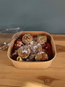 Polpettes à la sauce tomate accompagné de pâtes fraîches