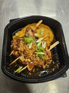 Satay de poulet accompagné de purée de patate douce
