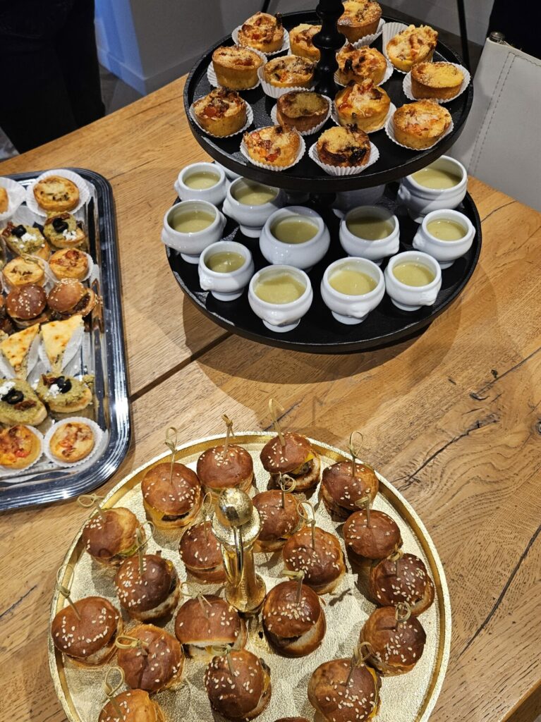 Plateau avec un assortiment d'amuses bouches