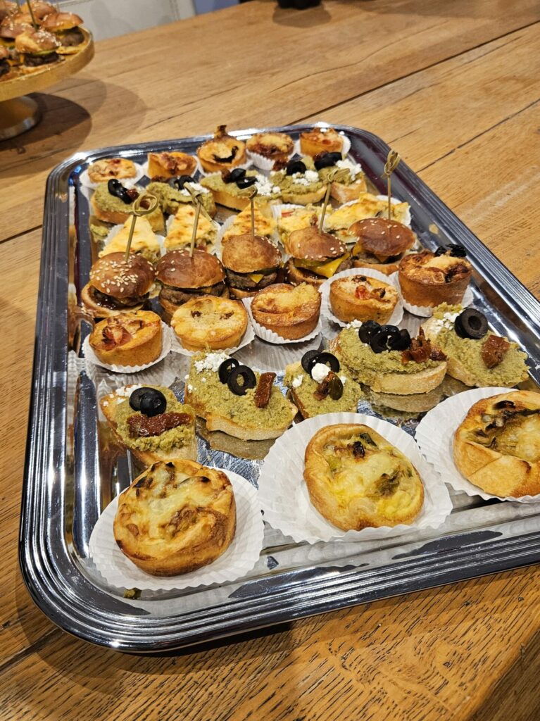 Plateau avec un assortiment d'amuses bouches