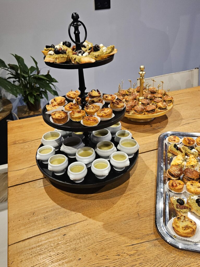 Assortiments d'amuses bouches pour l'évènement Afterwork à l'agence