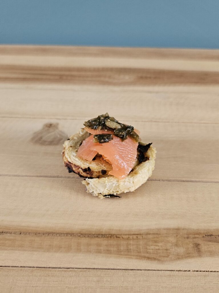 Feuilleté à l'ail des ours au saumon fumé