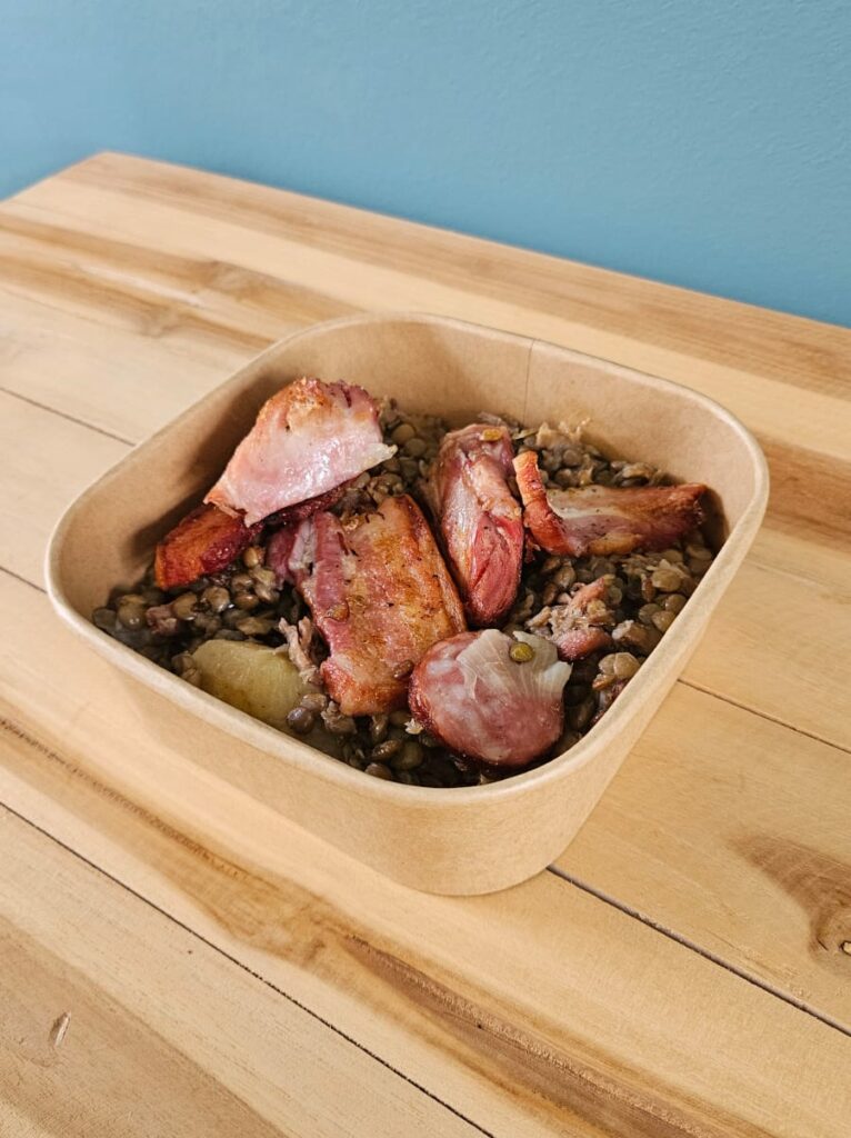 Petit salé aux lentilles à la viande fumé.