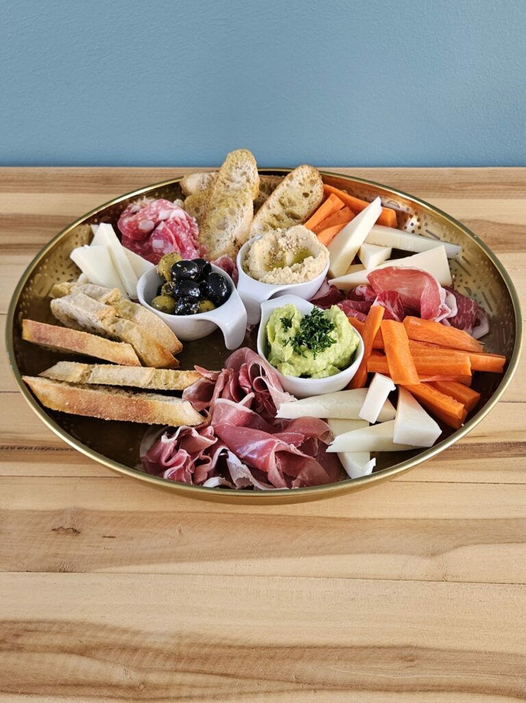 Plateau apéro sur-mesure, tapenades, légumes, charcuterie, pain