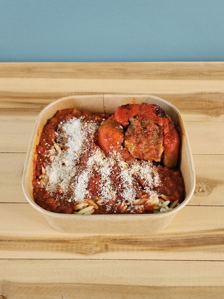 Poivrons farci accompagné de pâtes grecques