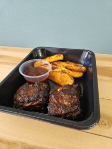 Spareribs potatoes & sauce bbq