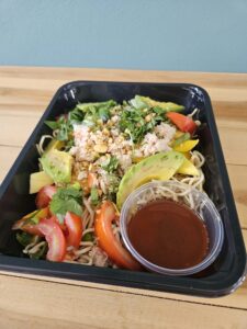 Salade de crabe, nouilles & mangue