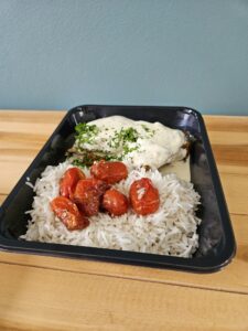 Cuisse de poulet à l'estragon, riz & tomates confites