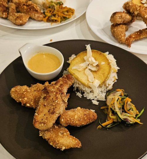 Poulet croustillant pané avec riz, légumes sautés et sauce curry maison