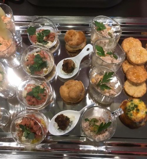 plateau apéritif traiteur avec verrines, bouchées salées et mini quiches