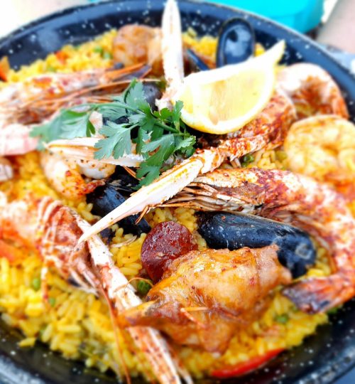 paëlla maison aux fruits de mer, poulet et chorizo – plat coloré et convivial